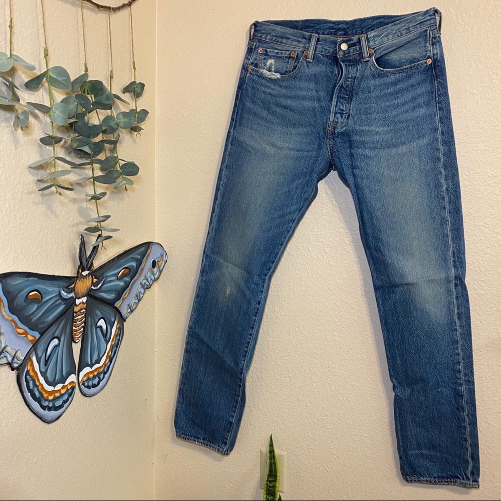 Men’s Levi’s style 501 medium wash